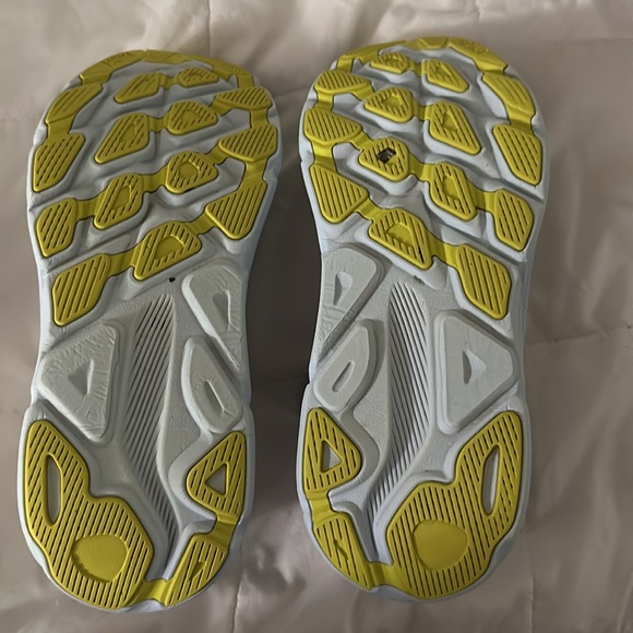 Women’s Hoka Clifton 9- size 10.5 Wide Width - Picture 5 of 6